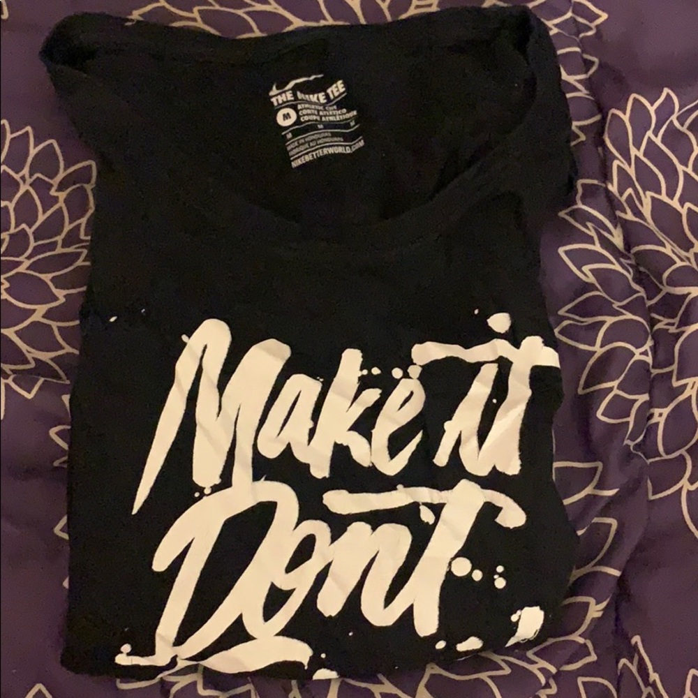 NIKE GRAPHIC TEE